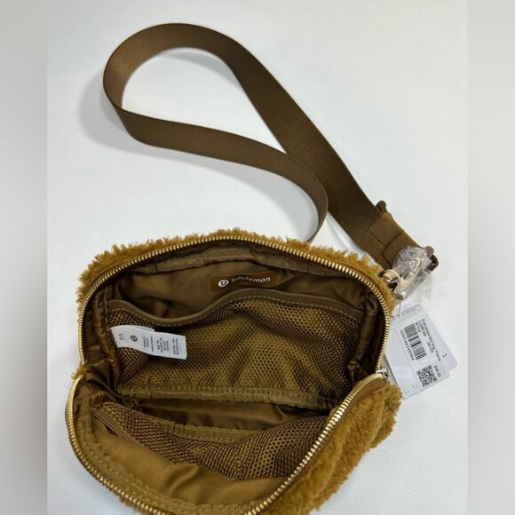 NWT Lululemon Everywhere Belt Bag Fleece Teddy Sherpa Furry Brown Gold Caramel - Picture 11 of 16